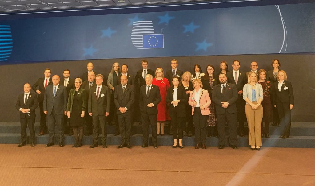 Společné foto ministrů spravedlnosti EU, kteří vyjadřují podporu Ukrajině.